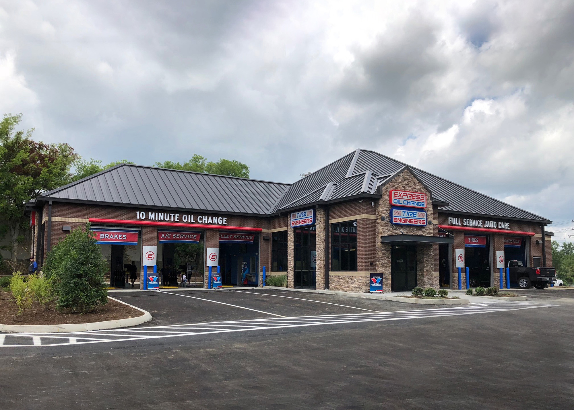Express Oil Change & Tire Engineers at Hendersonville, TN - Johnny Cash Parkway